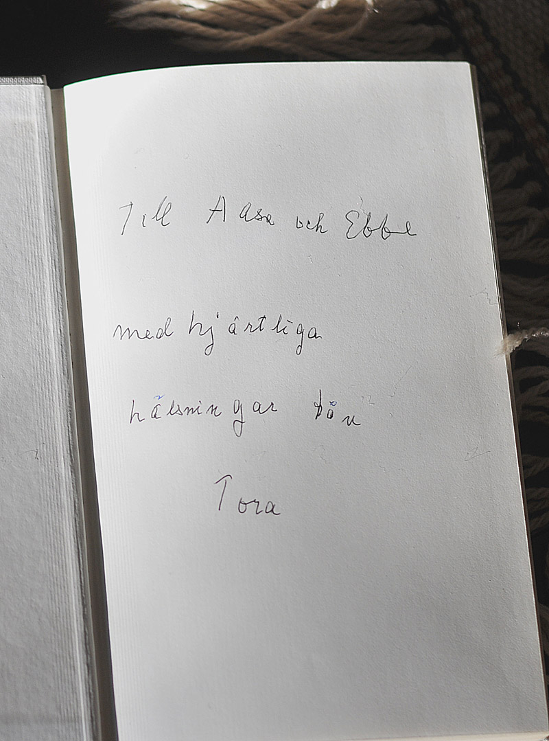 Dedikation från Tora Dahl till Aase Fridegård och Ebbe Schön, Aases sambo under 1970-talet.
